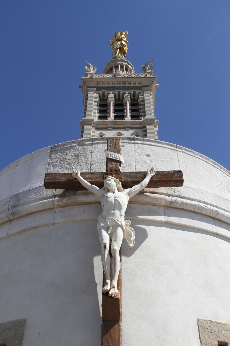 Foto vista a bassa angolazione del crocifisso contro notre-dame de la garde