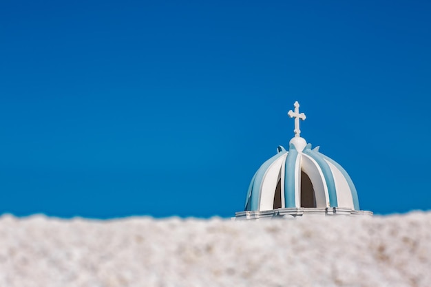 Vista a bassa angolazione del faro contro un cielo blu chiaro