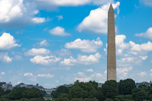 Vista a bassa angolazione del monumento a Washington contro un cielo nuvoloso
