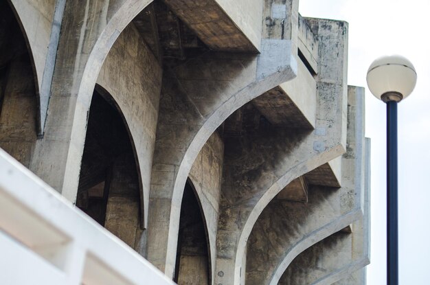 Vista a bassa angolazione del ponte ad arco in città