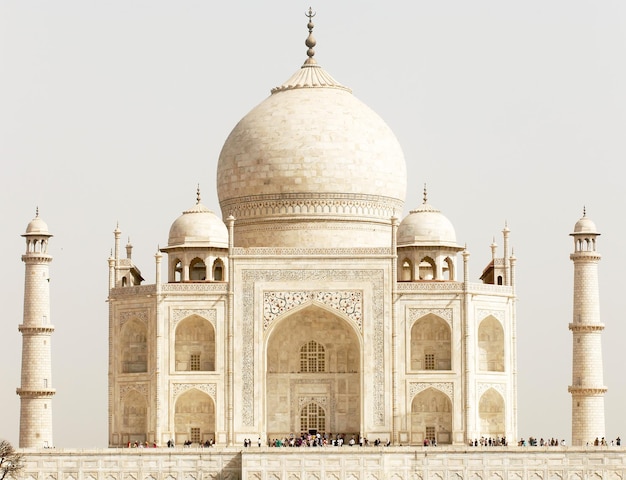 Vista a bassa angolazione del Taj Mahal contro un cielo limpido in una giornata di sole
