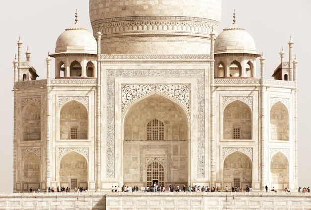 Vista a bassa angolazione del Taj Mahal in una giornata di sole