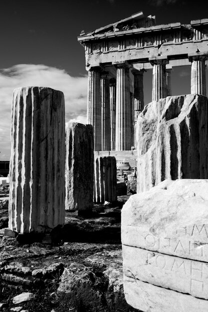 Vista a bassa angolazione del tempio del Partenone contro il cielo