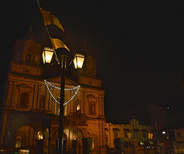 Vista a bassa angolazione del tempio illuminato contro il cielo di notte