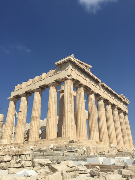 Vista a bassa angolazione dell'acropoli di Atene contro il cielo
