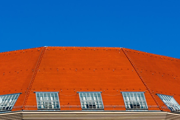 Vista a bassa angolazione dell'edificio contro un cielo blu chiaro