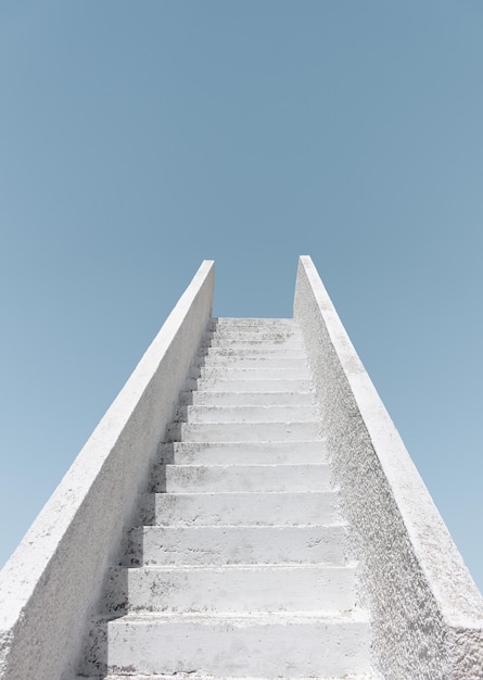 Vista a bassa angolazione dell'edificio contro un cielo blu chiaro