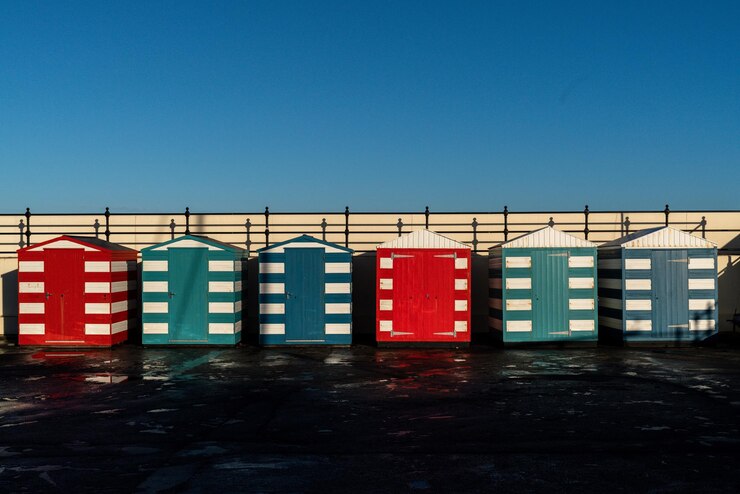 Foto vista a bassa angolazione dell'edificio contro un cielo blu chiaro