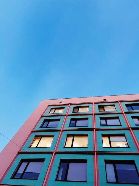 Vista a bassa angolazione dell'edificio contro un cielo blu chiaro