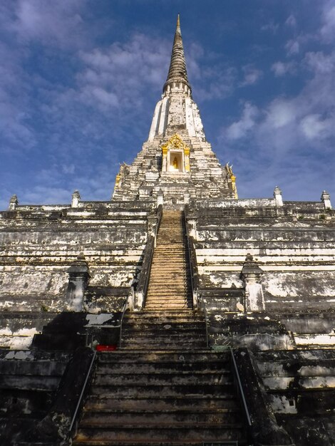 Vista a bassa angolazione dell'edificio del tempio contro il cielo