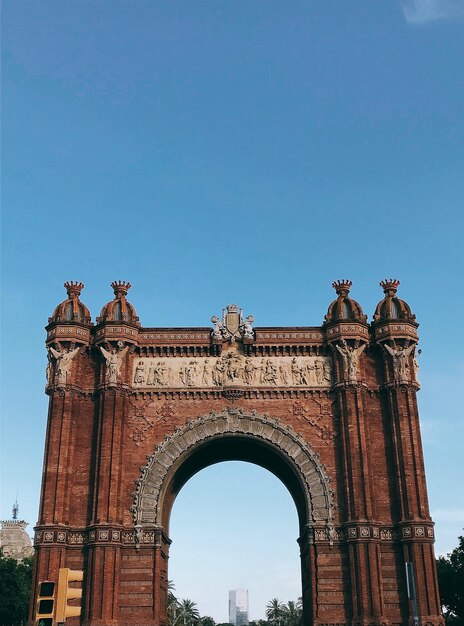 Vista a bassa angolazione dell'edificio storico contro il cielo blu