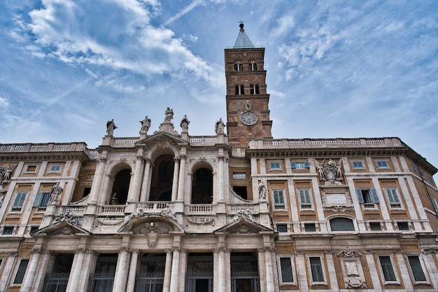 Vista a bassa angolazione dell'edificio storico contro il cielo