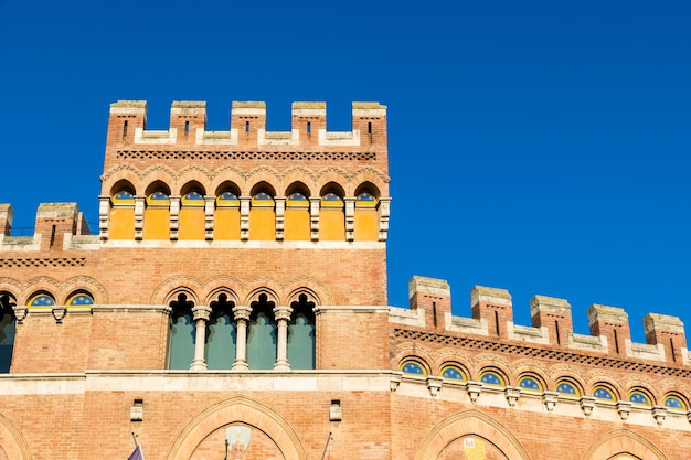 Vista a bassa angolazione dell'edificio storico contro un cielo blu chiaro durante una giornata di sole