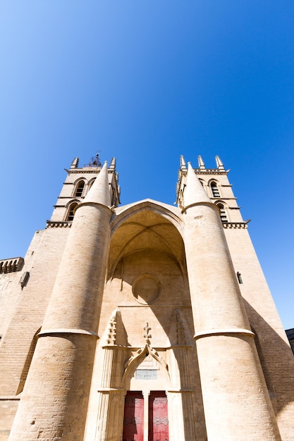 Vista a bassa angolazione dell'edificio storico contro un cielo blu chiaro