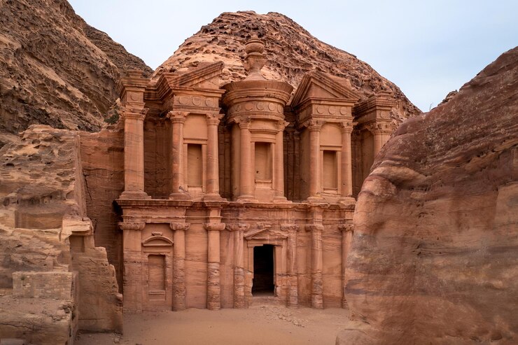 Foto vista a bassa angolazione dell'edificio storico petra jordan