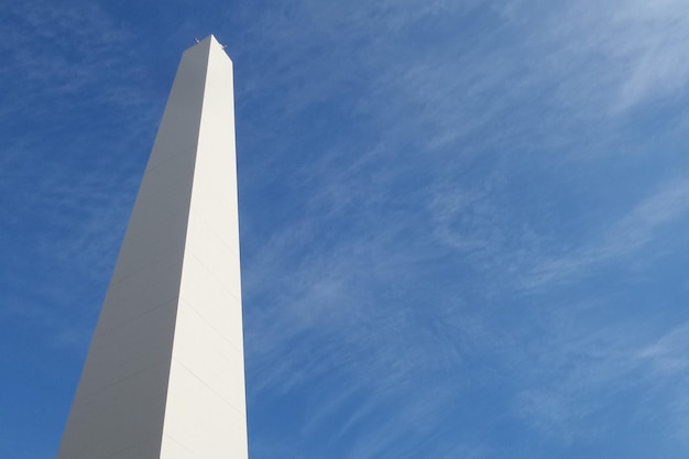 Vista a bassa angolazione dell'obelisco contro il cielo blu