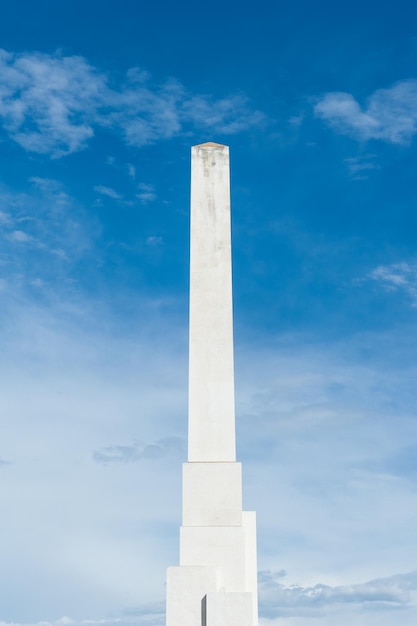 Vista a bassa angolazione dell'obelisco contro il cielo blu