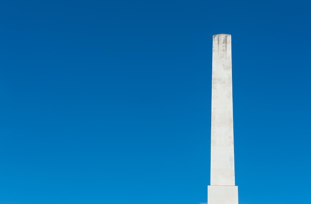 Vista a bassa angolazione dell'obelisco contro un cielo blu limpido