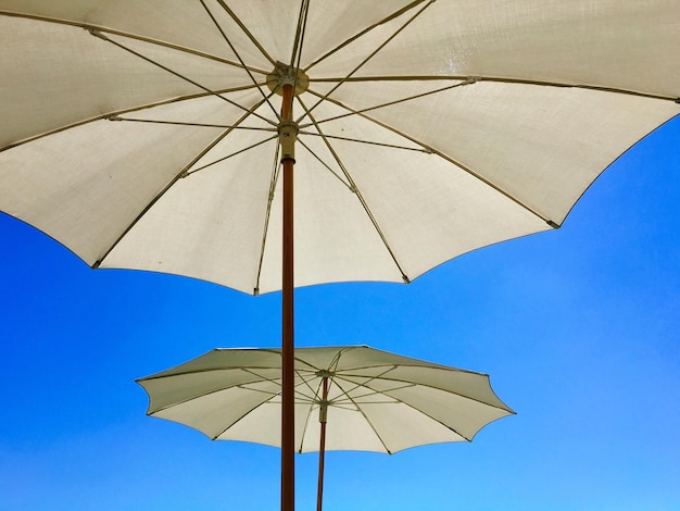 Vista a bassa angolazione dell'ombrello contro il cielo blu
