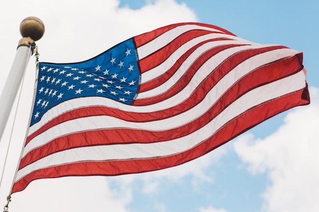 Vista a bassa angolazione della bandiera americana contro il cielo