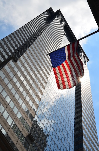 Vista a bassa angolazione della bandiera americana contro l'edificio