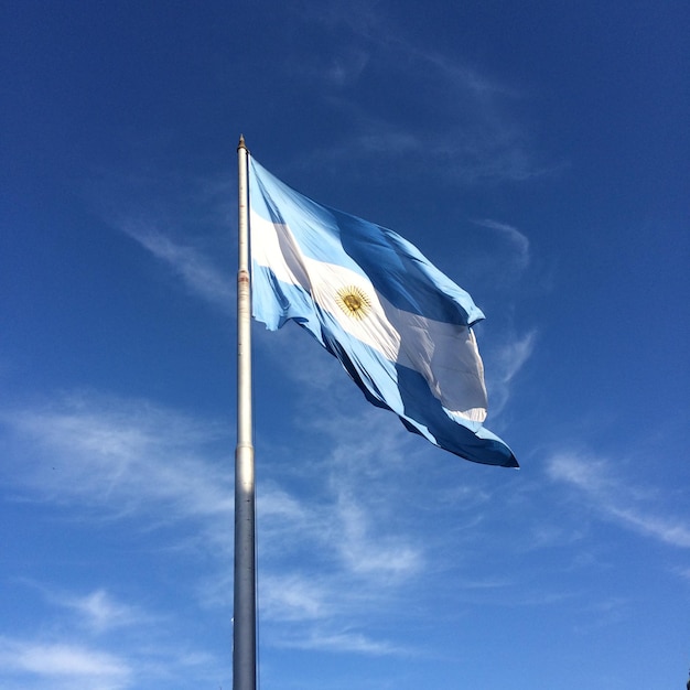 Vista a bassa angolazione della bandiera argentina contro il cielo blu