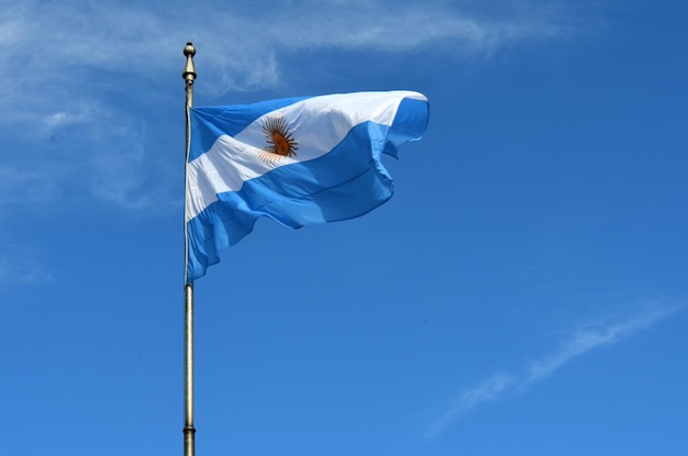 Vista a bassa angolazione della bandiera argentina contro il cielo blu