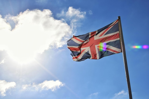 Vista a bassa angolazione della bandiera britannica contro un cielo nuvoloso
