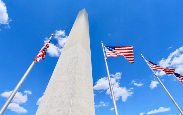 Vista a bassa angolazione della bandiera contro il cielo blu al monumento a Washington