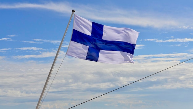 Vista a bassa angolazione della bandiera finlandese contro il cielo