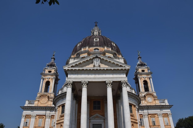 Vista a bassa angolazione della basilica di Superga contro un cielo blu limpido