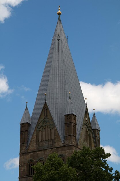 Vista a bassa angolazione della cattedrale contro il cielo