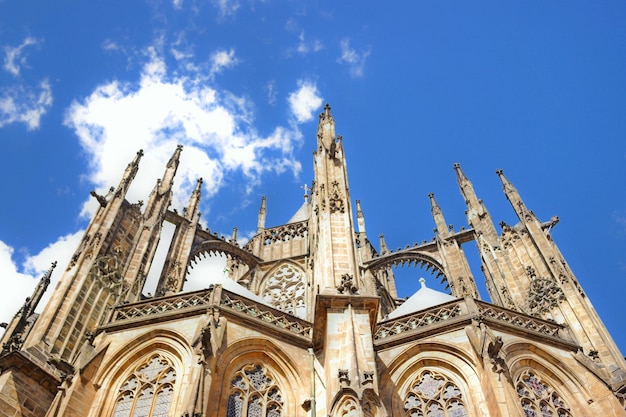 Vista a bassa angolazione della cattedrale contro un cielo nuvoloso