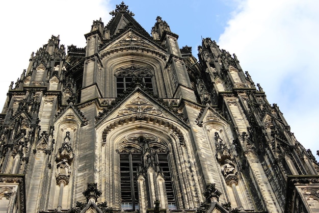 Vista a bassa angolazione della cattedrale di Colonia contro il cielo
