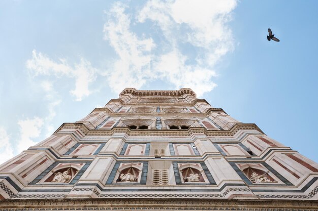 Vista a bassa angolazione della cattedrale di Firenze contro il cielo