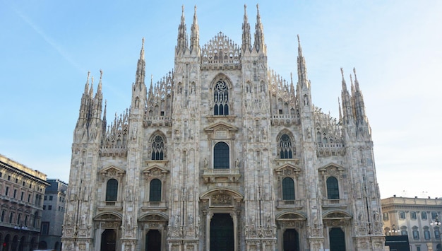 Vista a bassa angolazione della cattedrale di Milano contro un cielo limpido