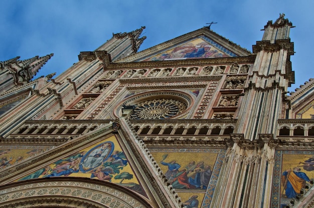 Vista a bassa angolazione della cattedrale di Orvieto