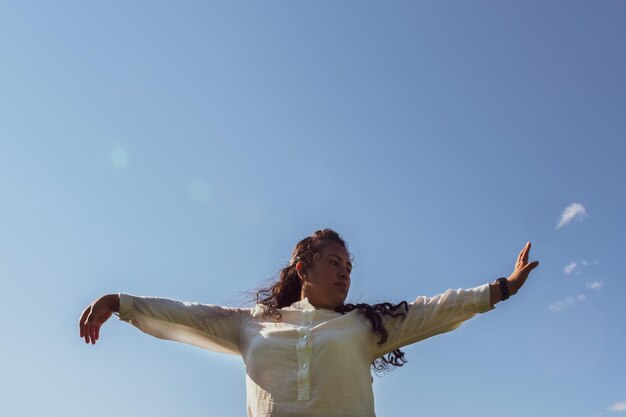 Vista a bassa angolazione della donna contro il cielo blu