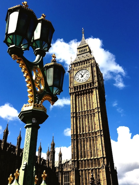 Vista a bassa angolazione della luce stradale e del Big Ben contro il cielo
