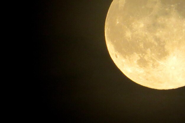 Vista a bassa angolazione della luna contro il cielo