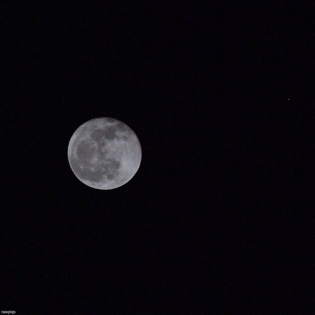 Vista a bassa angolazione della luna nel cielo