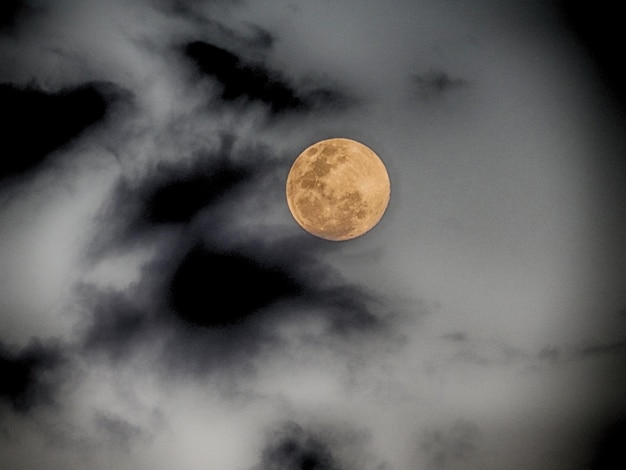 Vista a bassa angolazione della luna nel cielo