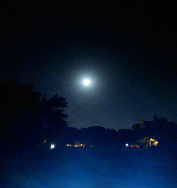 Vista a bassa angolazione della luna nel cielo