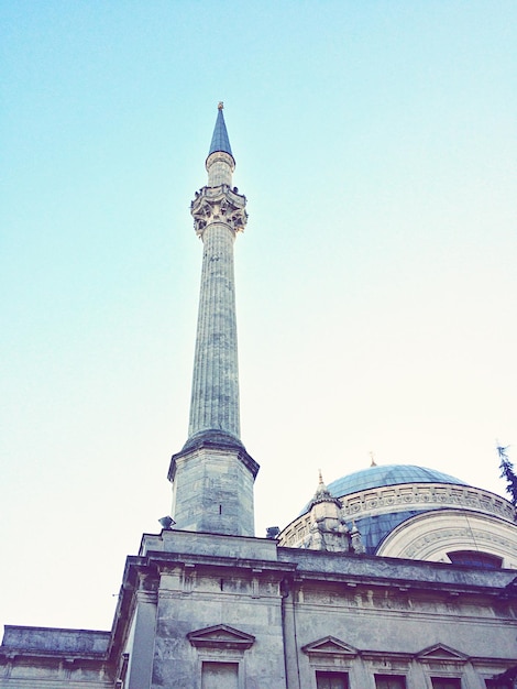 Vista a bassa angolazione della moschea contro un cielo limpido
