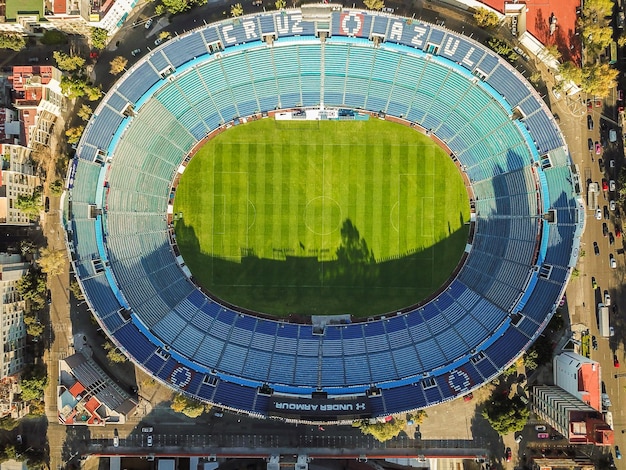 Vista a bassa angolazione della palla da calcio sul campo