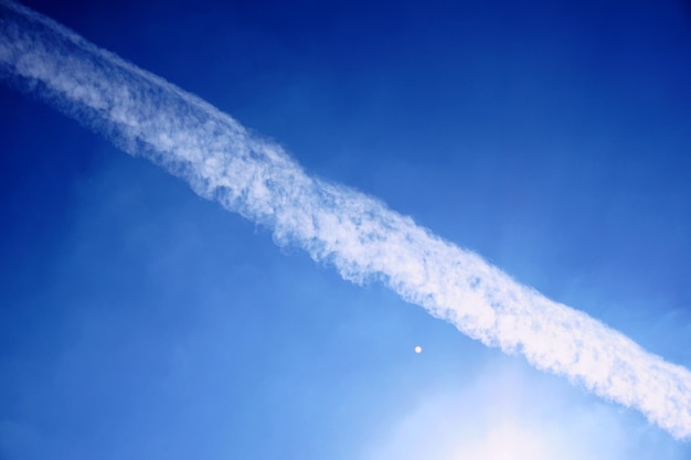 Vista a bassa angolazione della scia di vapore contro il cielo