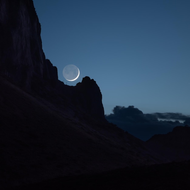 Vista a bassa angolazione della silhouette della montagna contro il cielo notturno