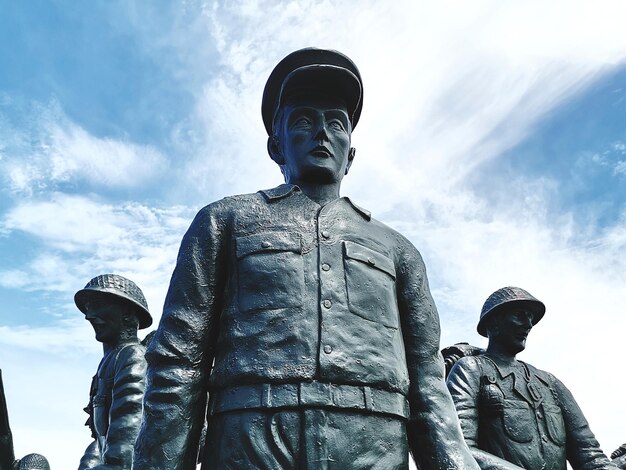 Vista a bassa angolazione della statua contro il cielo a Cebu, Filippine