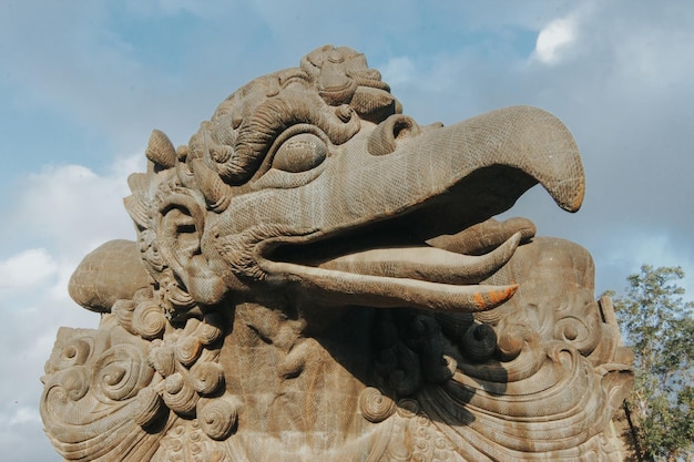 Vista a bassa angolazione della statua contro il cielo garuda wisnu kencana bali