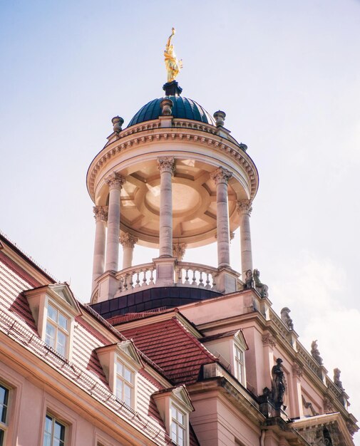 Vista a bassa angolazione della statua contro il cielo